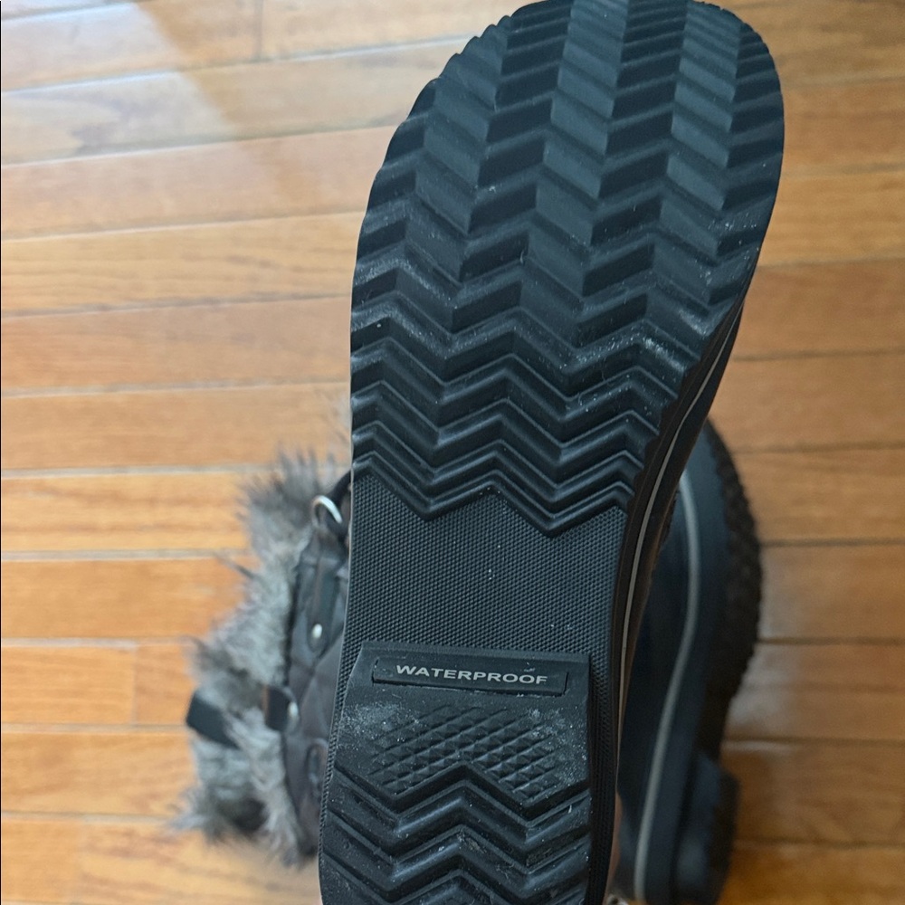 Sorel Black Winter Boots with Gray Fur - Picture 4 of 5